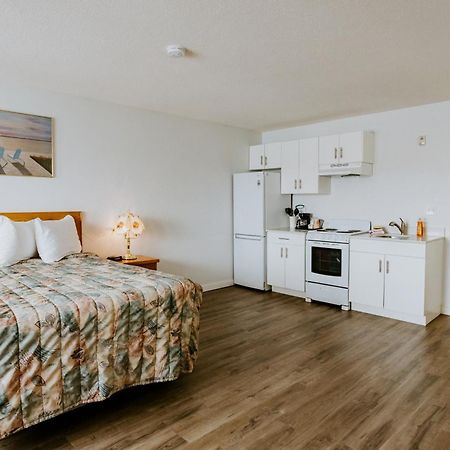 Western Budget Plus Mosaic Suites Penhold Экстерьер фото