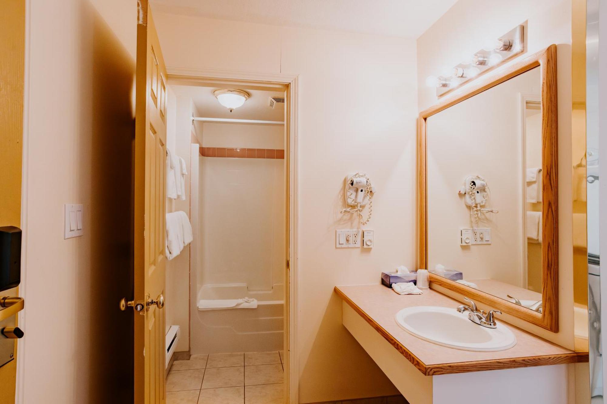 Western Budget Plus Mosaic Suites Penhold Экстерьер фото