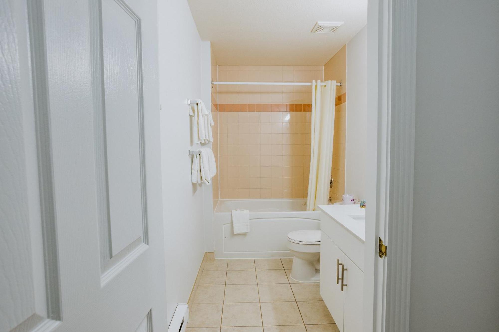 Western Budget Plus Mosaic Suites Penhold Экстерьер фото