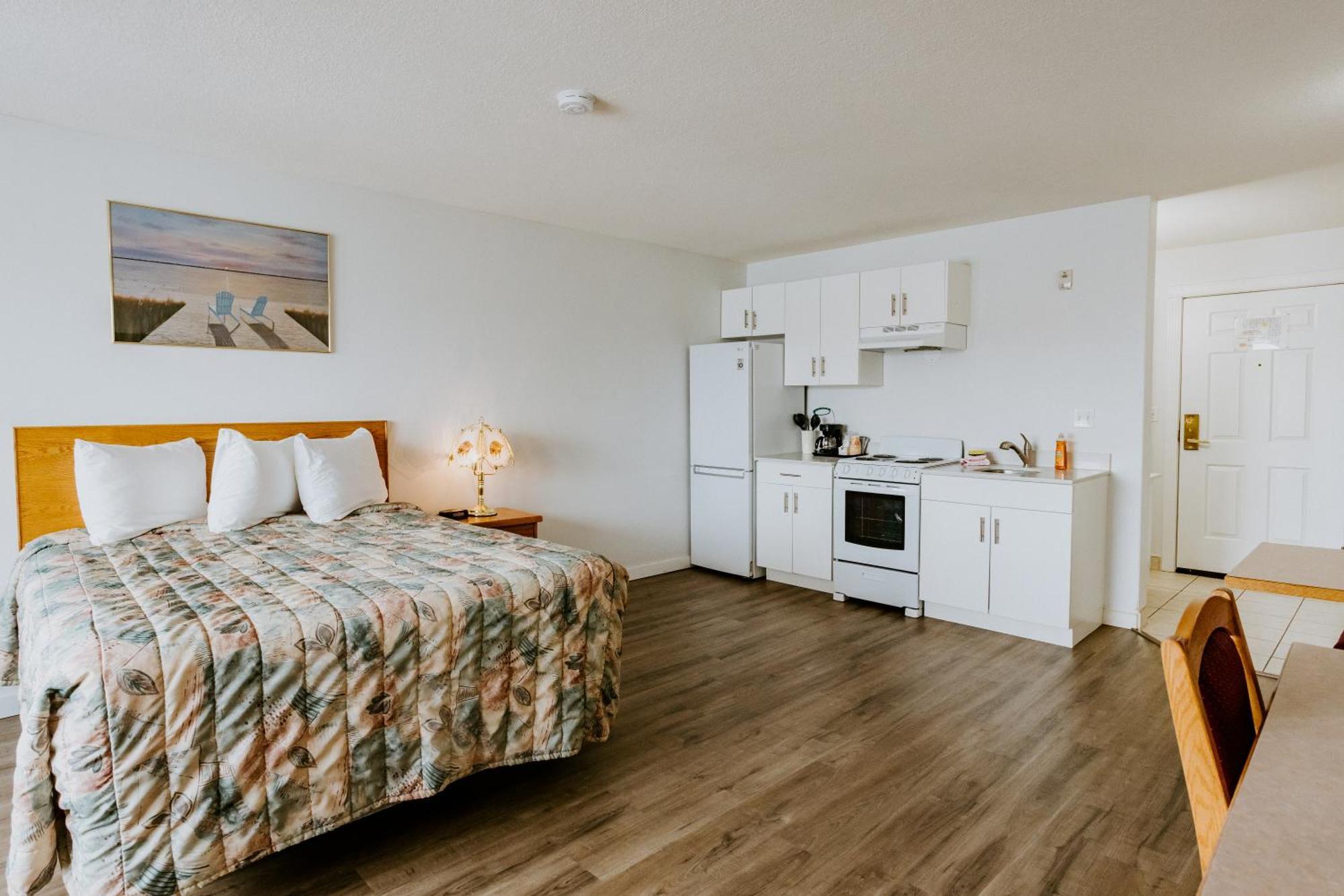 Western Budget Plus Mosaic Suites Penhold Экстерьер фото