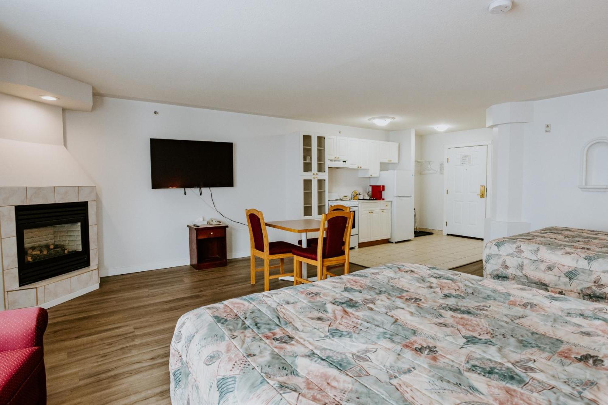 Western Budget Plus Mosaic Suites Penhold Экстерьер фото