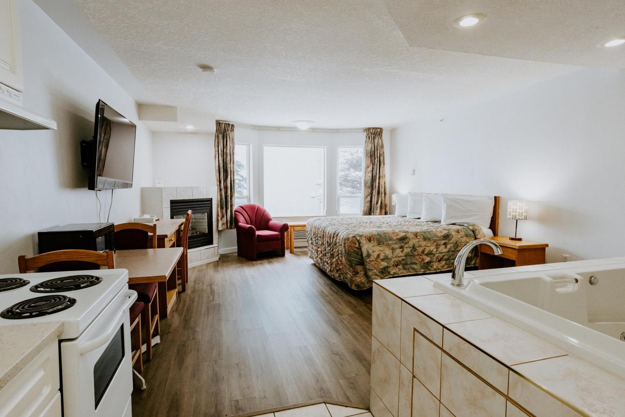 Western Budget Plus Mosaic Suites Penhold Экстерьер фото