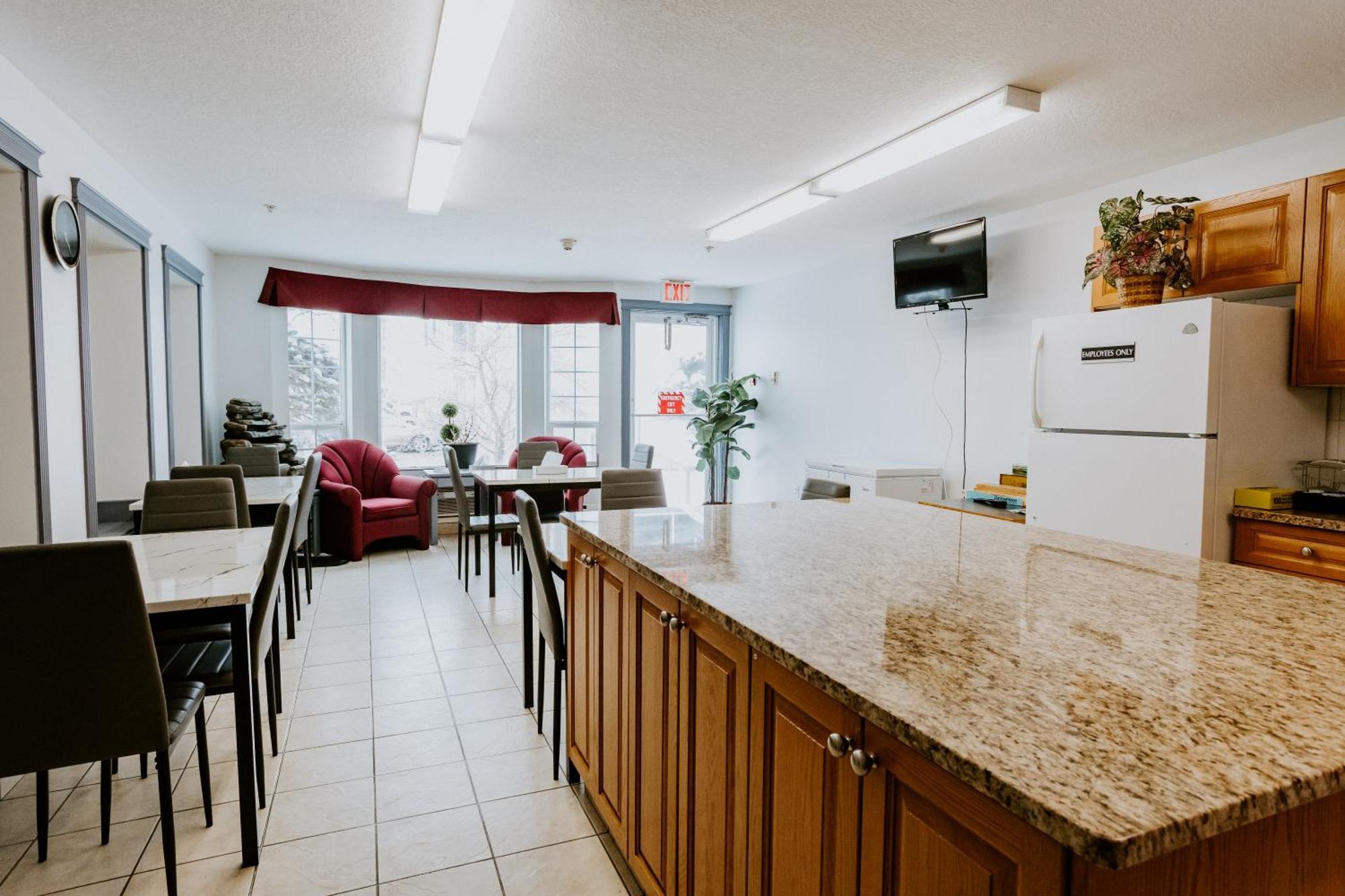 Western Budget Plus Mosaic Suites Penhold Экстерьер фото