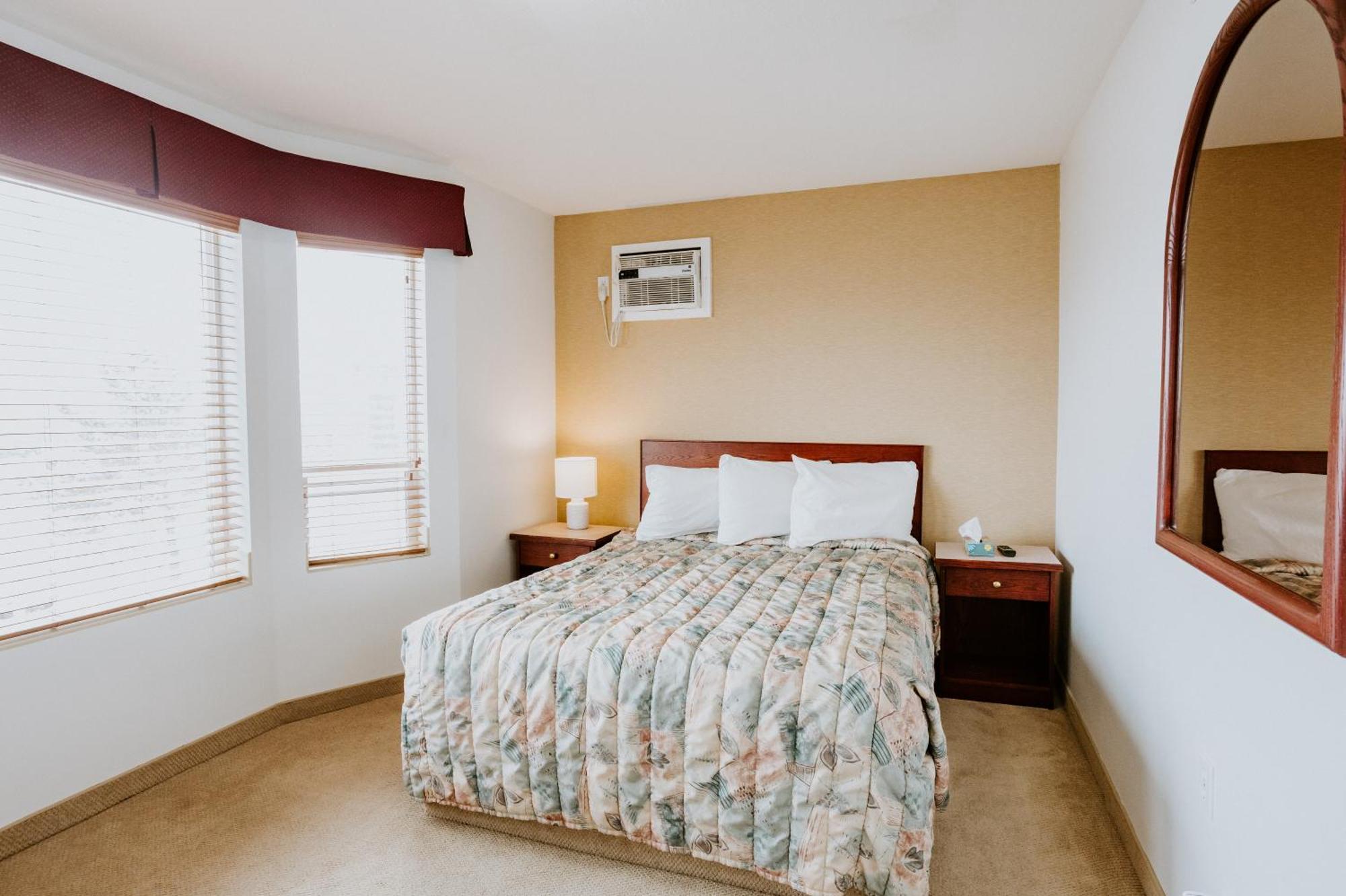 Western Budget Plus Mosaic Suites Penhold Экстерьер фото