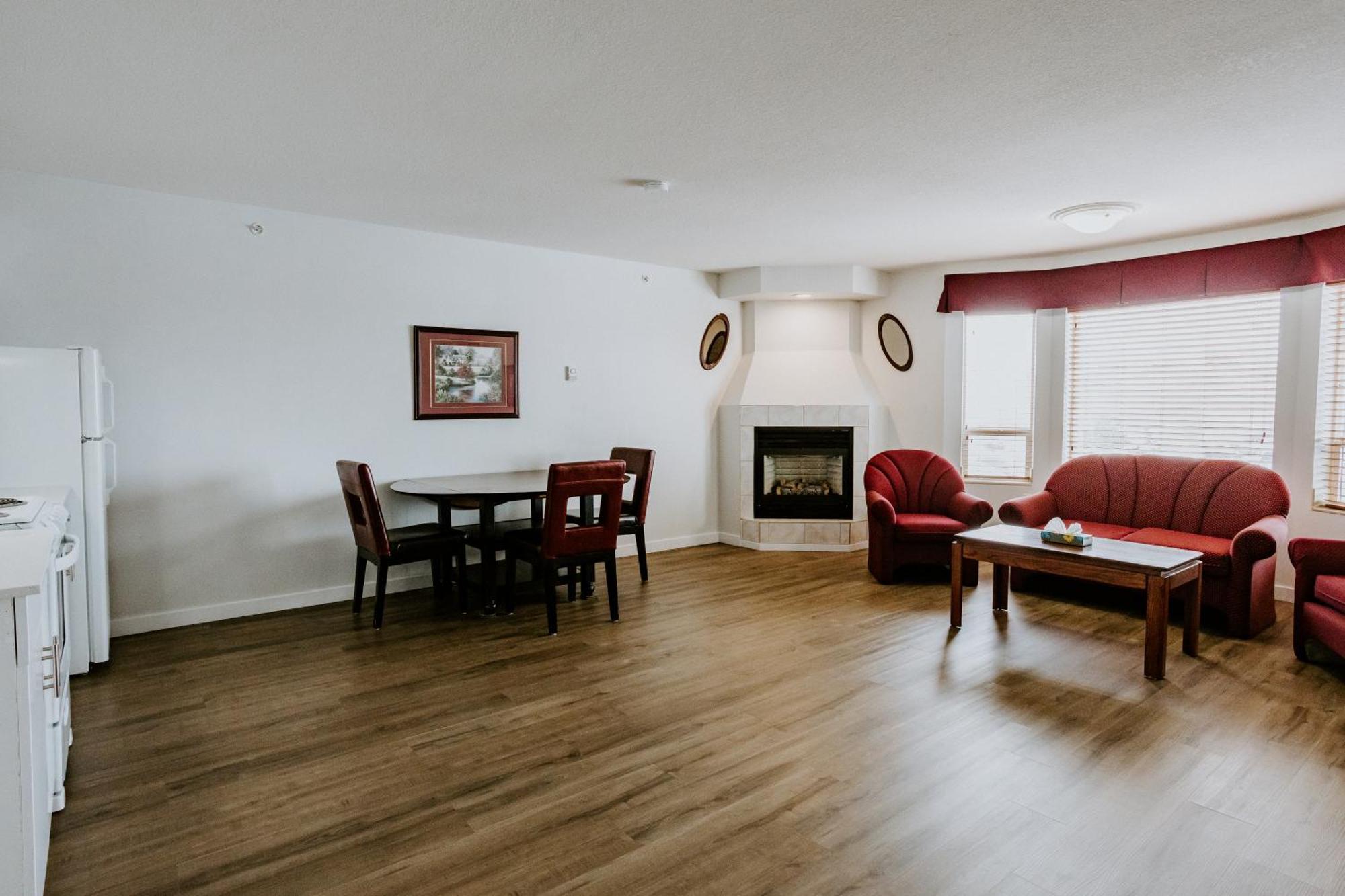 Western Budget Plus Mosaic Suites Penhold Экстерьер фото