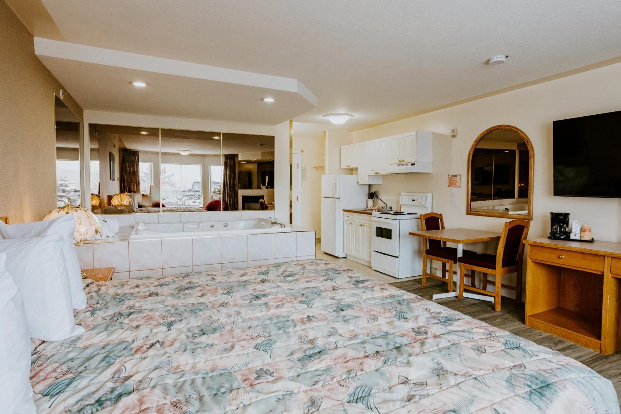 Western Budget Plus Mosaic Suites Penhold Экстерьер фото