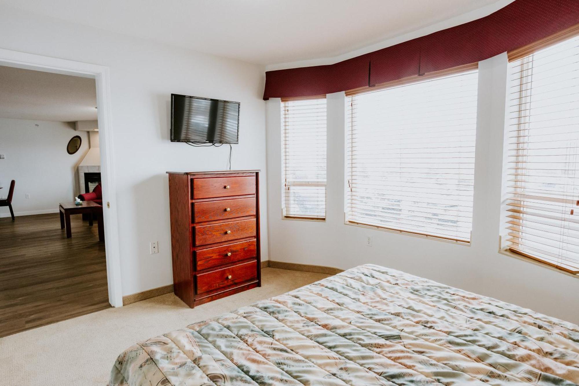 Western Budget Plus Mosaic Suites Penhold Экстерьер фото