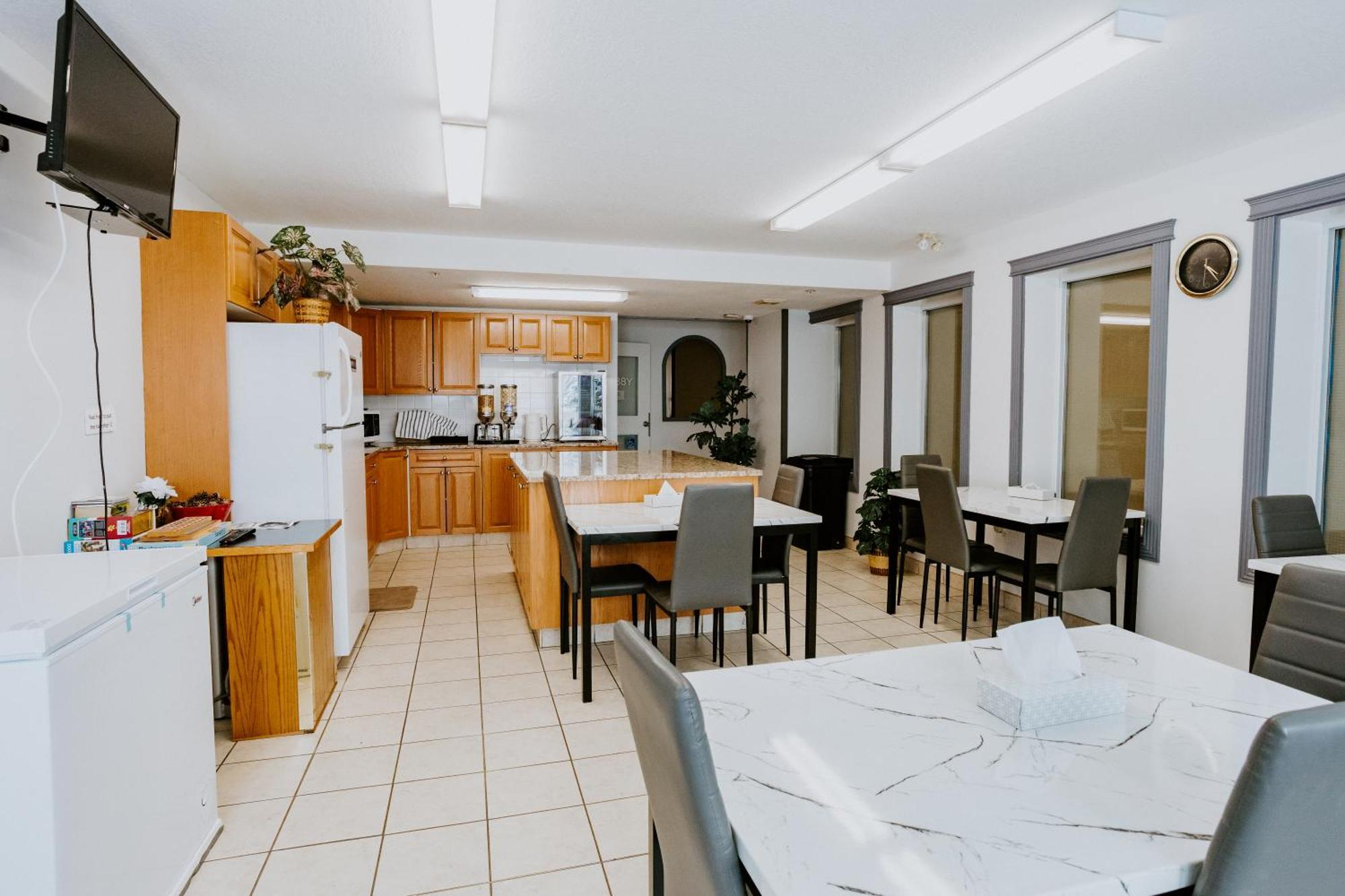 Western Budget Plus Mosaic Suites Penhold Экстерьер фото