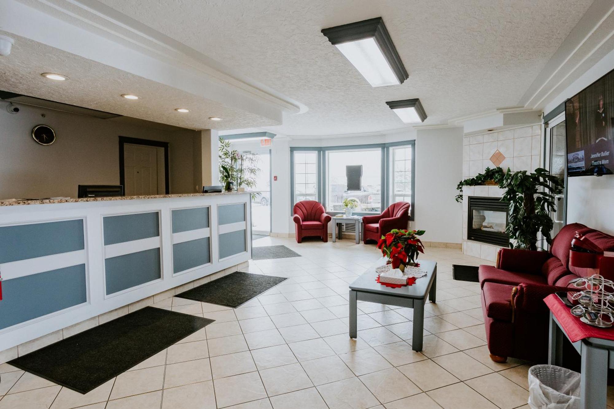 Western Budget Plus Mosaic Suites Penhold Экстерьер фото