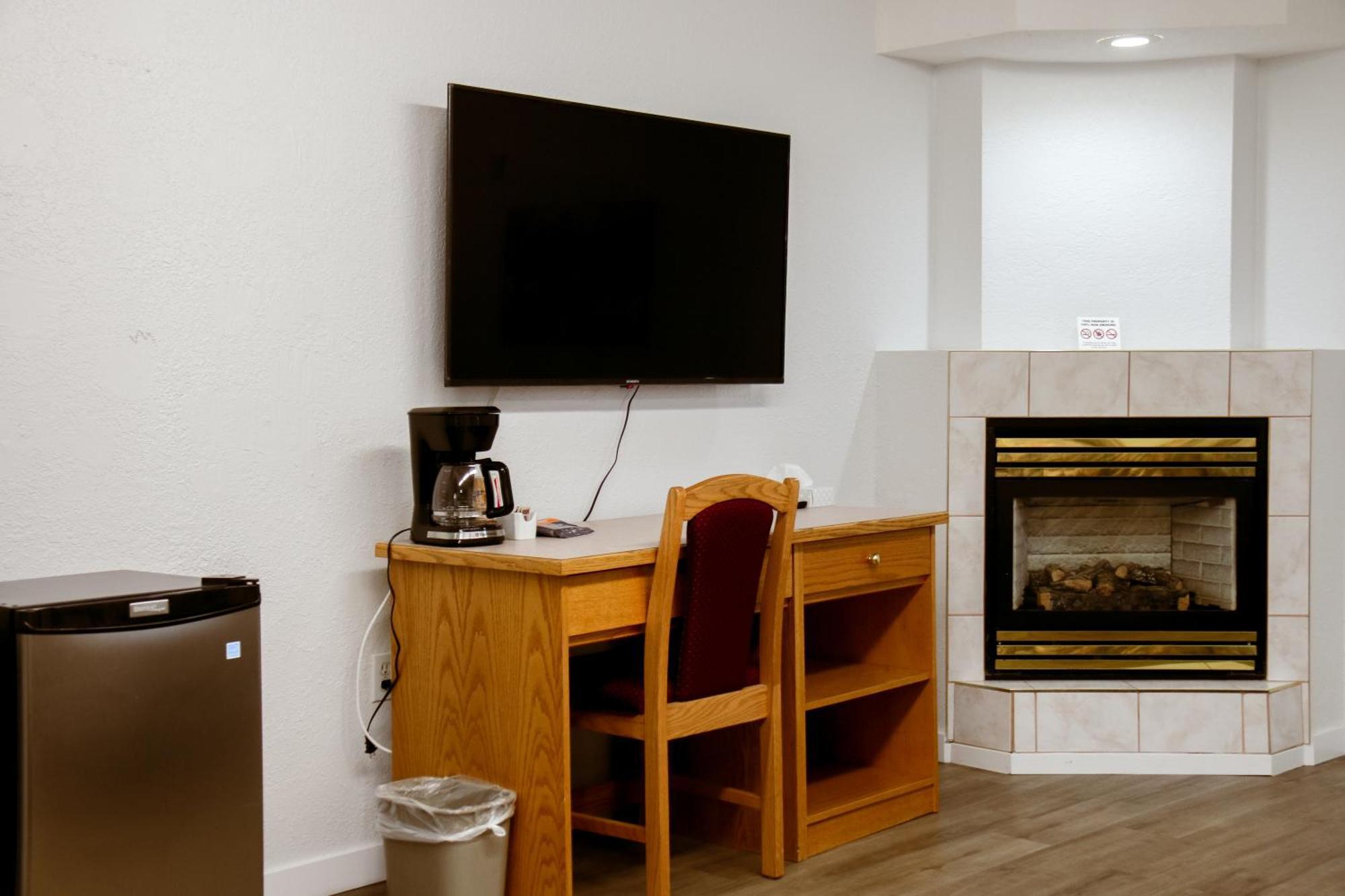 Western Budget Plus Mosaic Suites Penhold Экстерьер фото