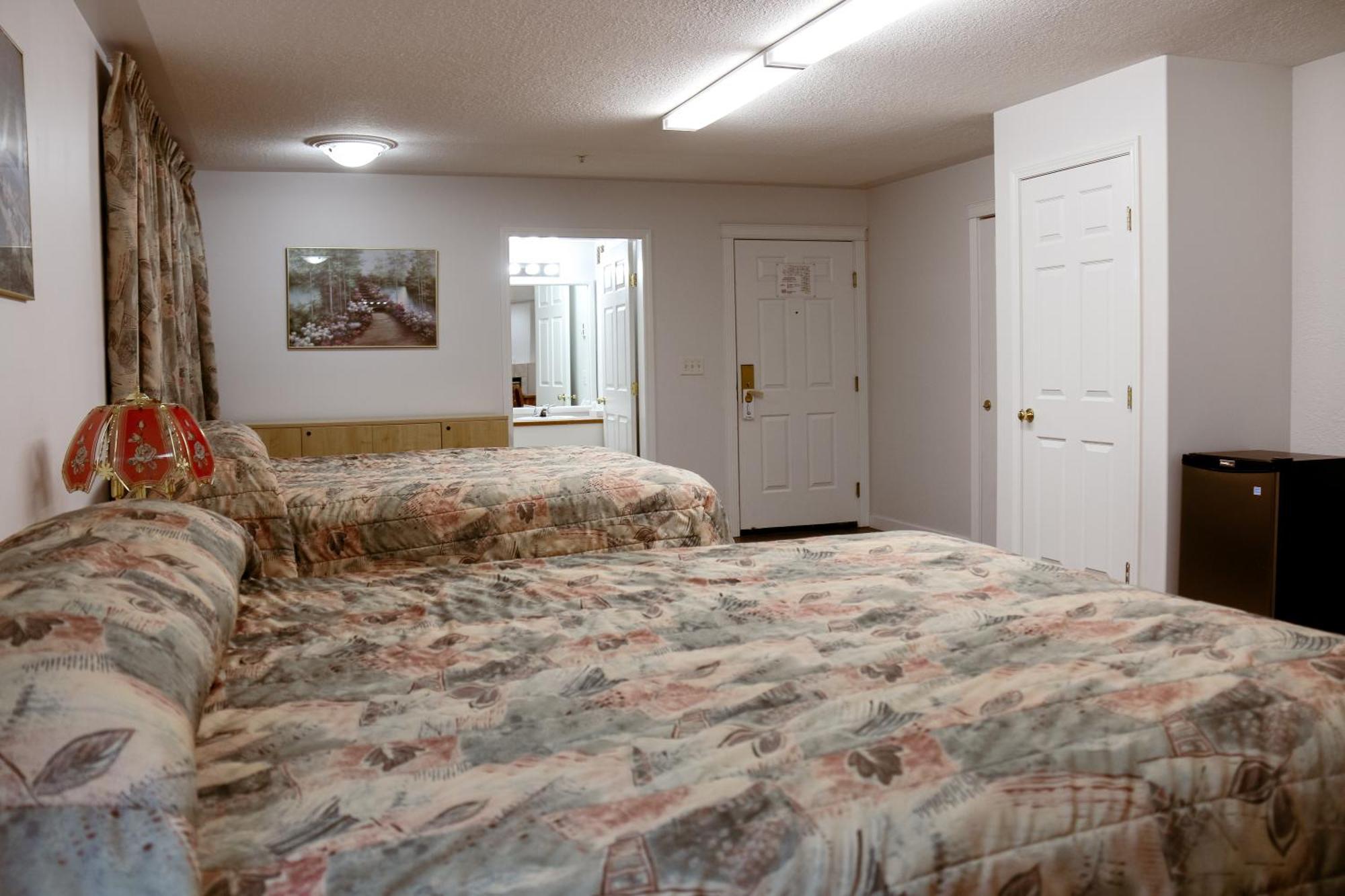 Western Budget Plus Mosaic Suites Penhold Экстерьер фото