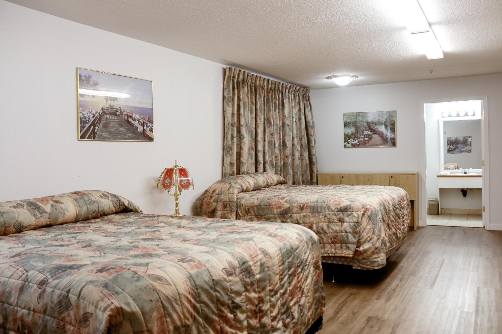 Western Budget Plus Mosaic Suites Penhold Экстерьер фото